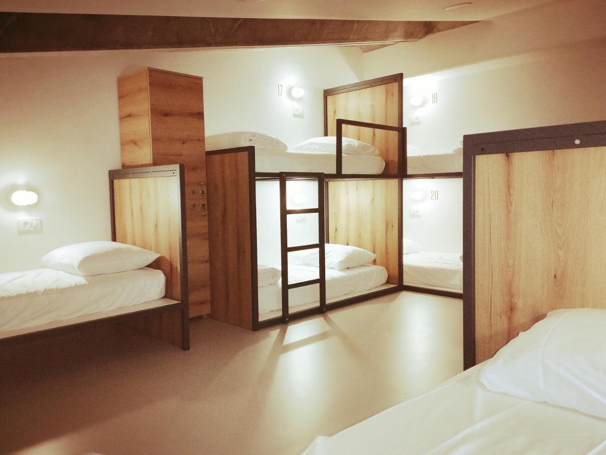 Garage Hostel Nova Gorica Ngoại thất bức ảnh