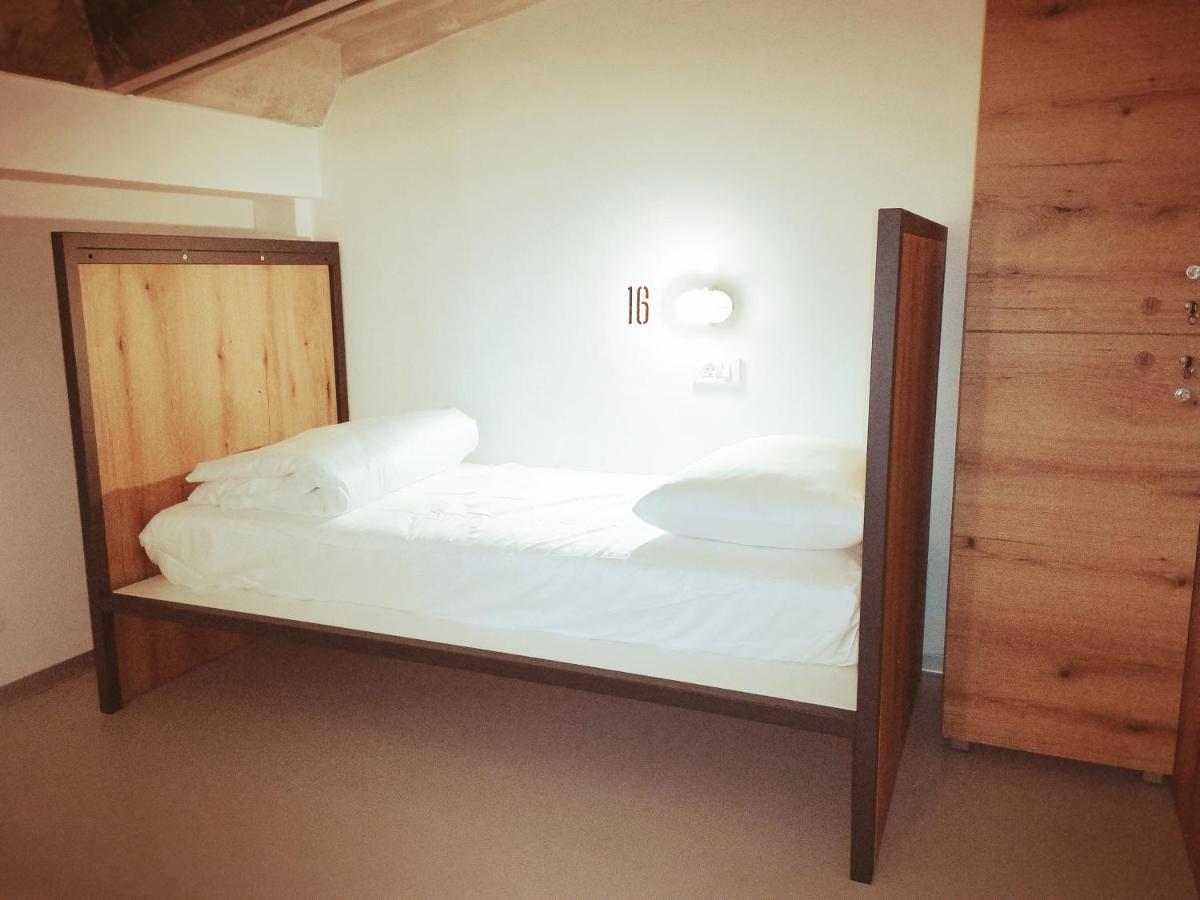 Garage Hostel Nova Gorica Ngoại thất bức ảnh